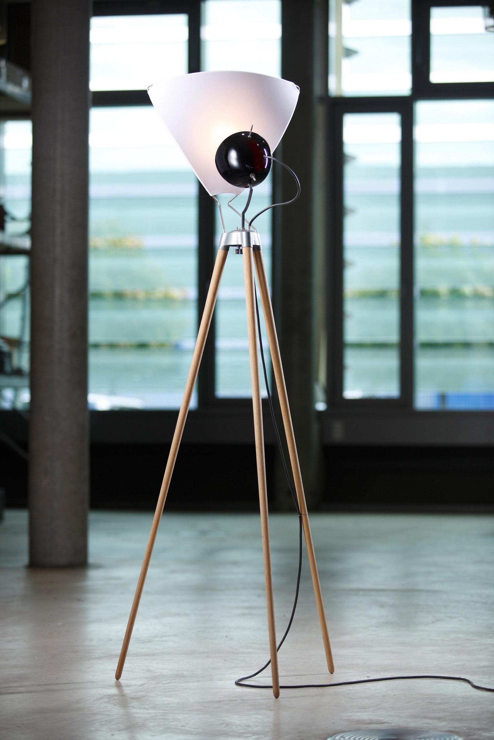 b and q tripod lamp